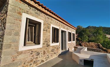 Gerenoveerd stenen huis met zeezicht te koop in Skalochori, Lesbos