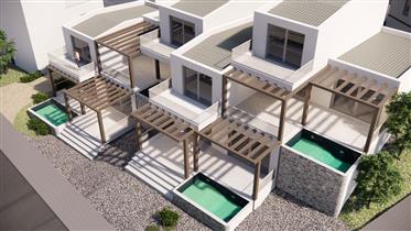 Case noi cu piscină în Agios Nikolaos Halkidiki