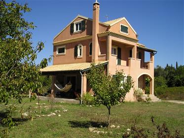 Villa élégante près de la ville de Corfou à vendre