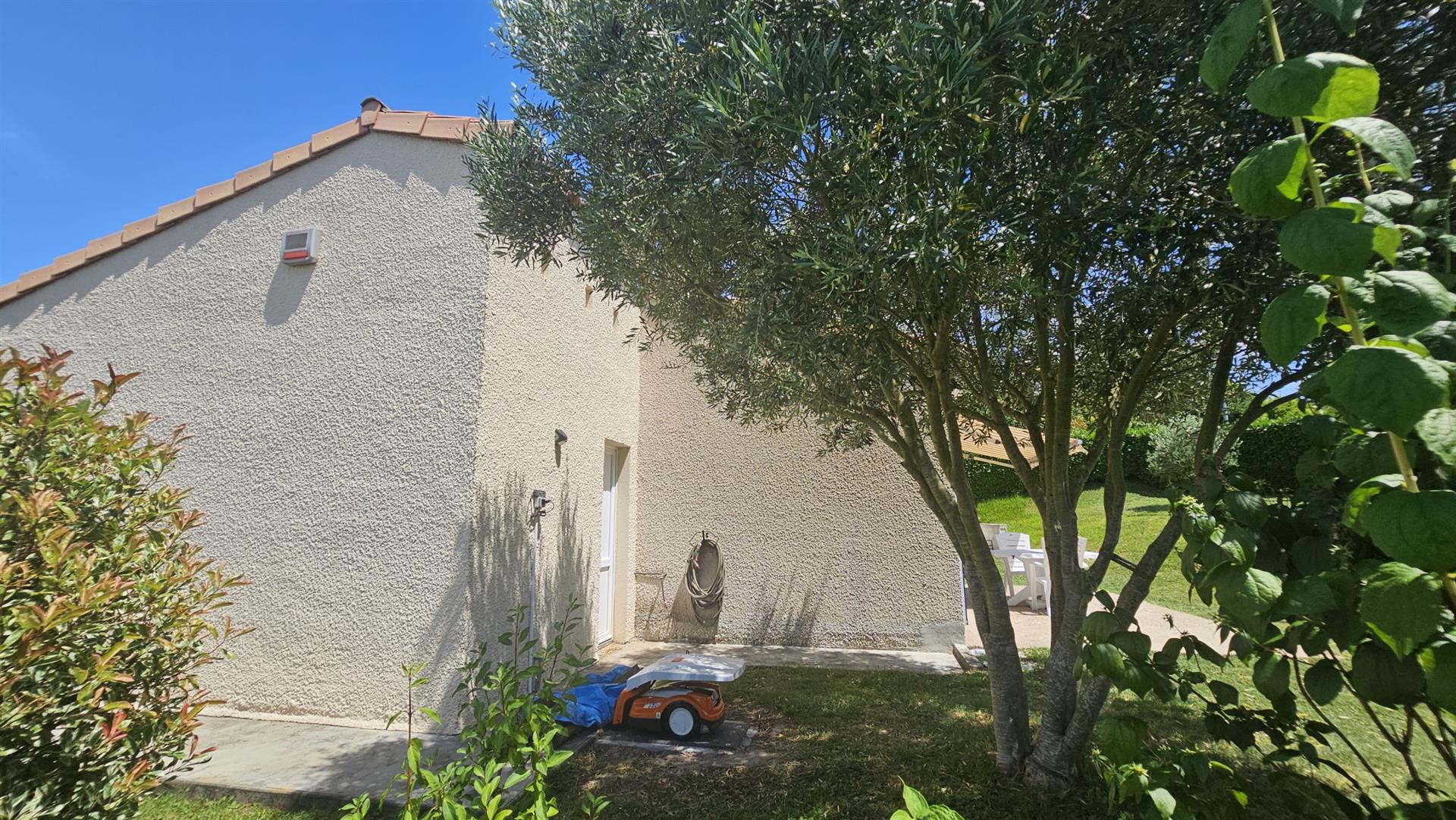De una sola planta, cerca de servicios, jardín cerrado, garaje. Una casa bien cuidada en un entorno