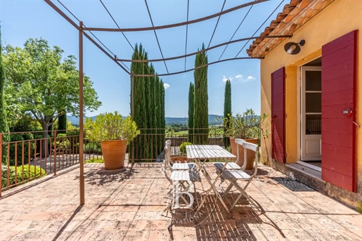 20 minutes away from Aix - at the foot of the Luberon - charming house - panoramic view - swimming p