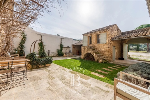 Oppède - Character property with inner courtyard and breathtaking view of the Luberon