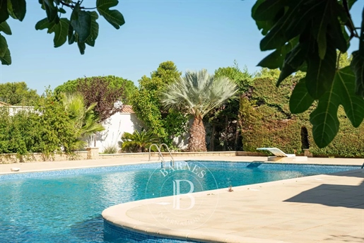 Luksushus med swimmingpool, poolhus og selvstændig lejlighed til salg nær Aix-en-Provence