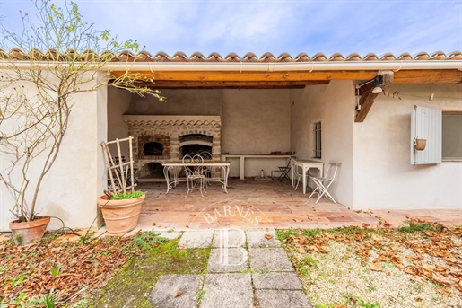 Aix-en-Provence - In private mansion -216M²- 3 bedrooms- Garage and parking