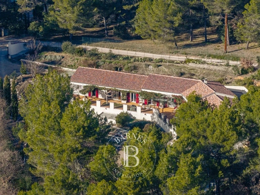 Aix-En-Provence North - Single-Storey House - 5 Bedrooms - 245 M² + Annexes - 1 Hectare Land - Quiet