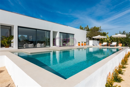 Exquisitely renovated 3 bedroom villa in Santa Barbara de Nexe