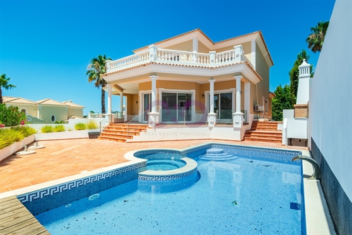 Lovely 5 bedroom villa with a private pool in The Village