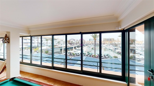 Трехкомнатная квартира с видом на пристань для яхт Виламура