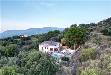 Nádherne zrekonštruovaný, plne zariadený vidiecky dom s výnimočným výhľadom na pobrežie Amalfi..