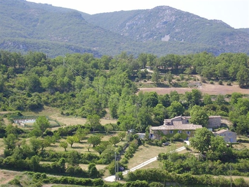 Authentic Provençal farmhouse with cottages in the Luberon
