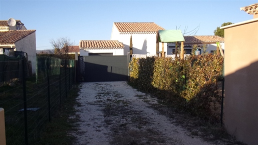 Roussillon, recent villa in quiet hamlet