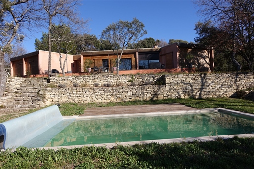 Belle maison contemporaine sur terrain avec piscin et vue