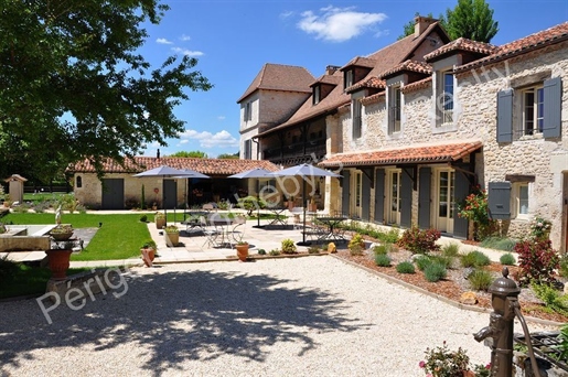 On the outskirts of Périgueux, large house full of charm, 4 living rooms, 11 comfortable bedrooms, 5