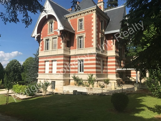 Extraordinary 14-room bourgeois house enjoying an exceptional location.