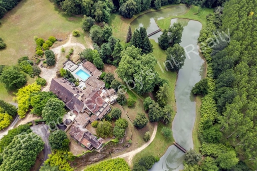 Incredible property of 1745m² on 5 hectares, offering 4-star amenities in the heart of the Black Pér
