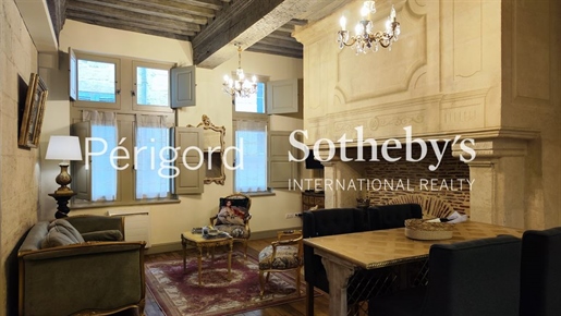 Charming 2-room flat in a listed building dating from the 16th century.