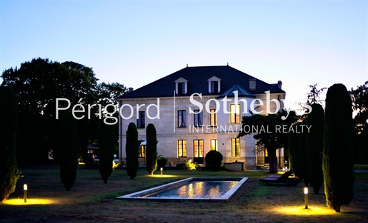 A Prestige Estate of 1076m2 on over 8 hectares at the gateway to Bordeaux