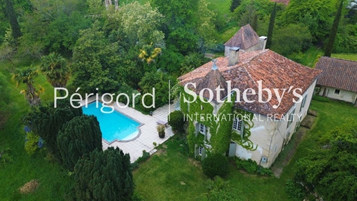 Magnificent character property of 260m² with a swimming pool in the middle of 40 hectares