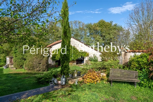 Charmant pand in het hart van de Périgord Vert met bijgebouwen en