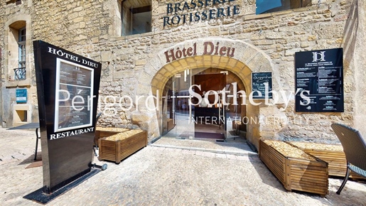 Atemberaubendes Steingebäude mit privatem Innenhof im Herzen von Sarlat