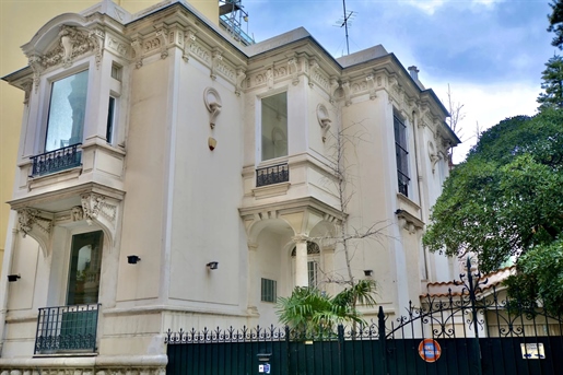 Nice Center, former Belle Epoque private mansion with large garage to renovate