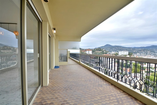 Nice Parc Impérial, renovated 4 room apartment with terrace, sea view and parking.