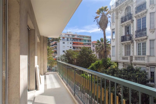 Renovated 2 bedroom apartment with 11sqm terrace in Nice Liberation area