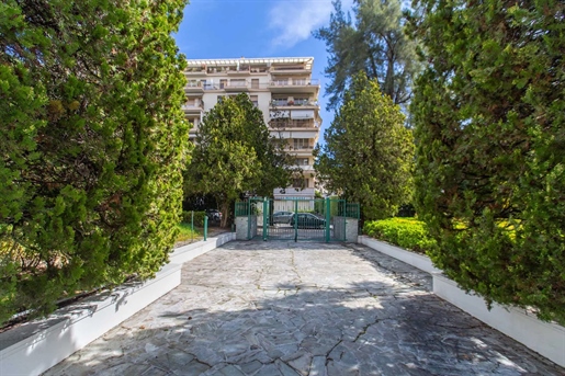 Renovated 2 bedroom apartment with 11sqm terrace in Nice Liberation area