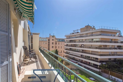 Nice Carré d'Or, near sea, 3 room apartment with terrace on an elevated floor,