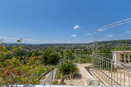 Saint-Paul-De-Vence, jolie villa familiale à moderniser avec piscine et vue panoramique