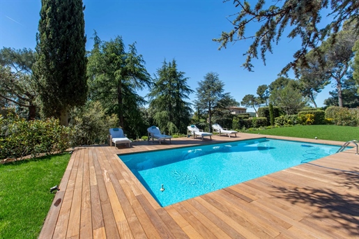 Biot, residential area, superb renovated modern villa with swimming pool