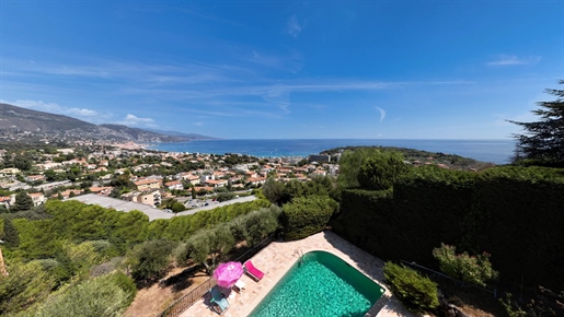 Roquebrune-Cap-Martin, Torraca area, splendid architect-designed villa to modernize with magical sea
