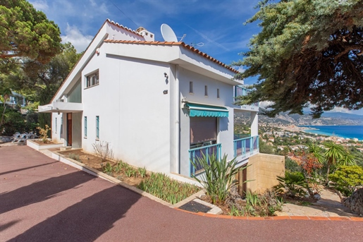 Roquebrune-Cap-Martin, quartier Torraca, splendide villa d'architecte à moderniser avec vue mer féér