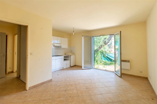 Villefranche-Sur-Mer, lovely one-bedroom apartment with garden, close to the city center