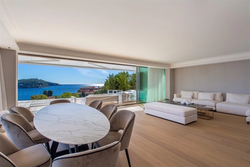 Exceptional 3-bedroom penthouse with magical sea view over the bay of Villefranche-Sur-Mer