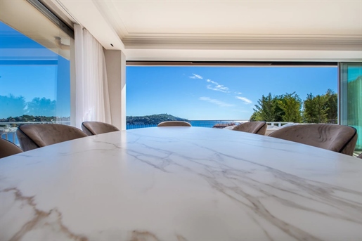 Exceptional 3-bedroom penthouse with magical sea view over the bay of Villefranche-Sur-Mer