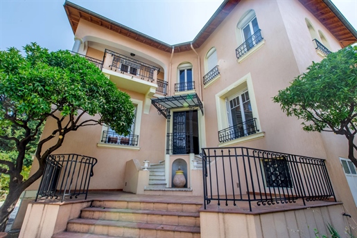 Port of Nice, close to the sea and facilities, superb mansion located in a sought-after closed domai