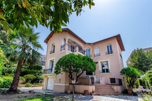 Port of Nice, close to the sea and facilities, superb mansion located in a sought-after closed domai