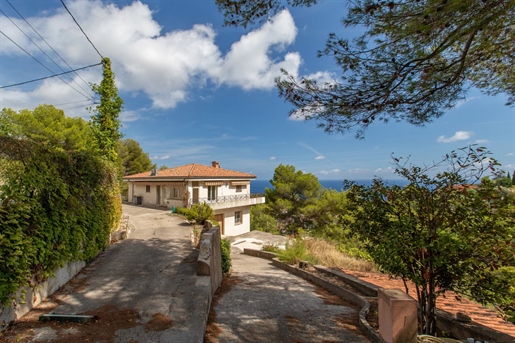 Roquebrune-Cap-Martin, quartier Pinella, grande villa à rénover avec vue mer exceptionnelle