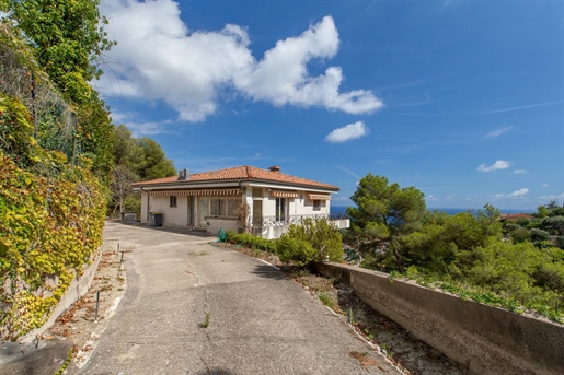 Roquebrune-Cap-Martin, quartier Pinella, grande villa à rénover avec vue mer exceptionnelle