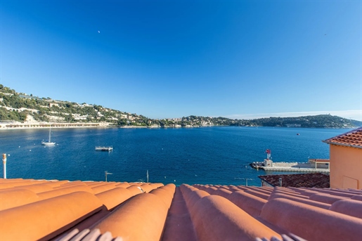In the heart of Villefranche-sur-Mer, a lovely 3 room apartment with a glimpse of the sea