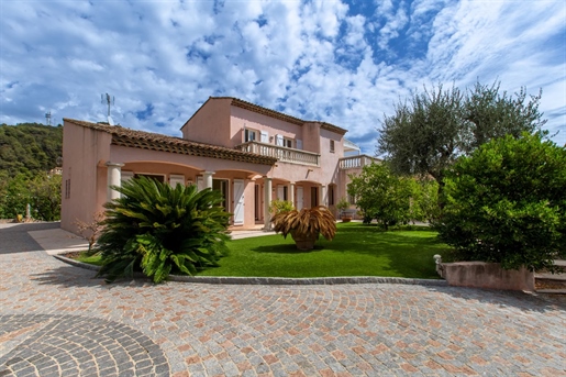 Villefranche-Sur-Mer, in a closed Estate, superb neo-provençal style villa with swimming-pool