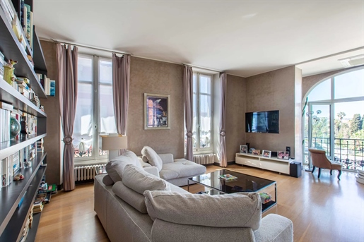 Place Massena, gorgeous 3-bedroom apartment with 2 balconies offering splendid views of the city