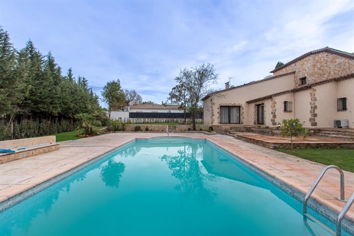 Valbonne, near village, superb renovated villa with swimming pool