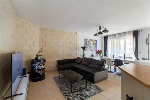Saint-André-De-La-Roche, 92 m² große 3-Zimmer-Wohnung mit Terrasse, Garage und Parkplatz