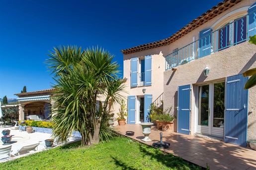 Villeneuve-Loubet, magnifique maison familiale avec jardin plat, piscine et garage