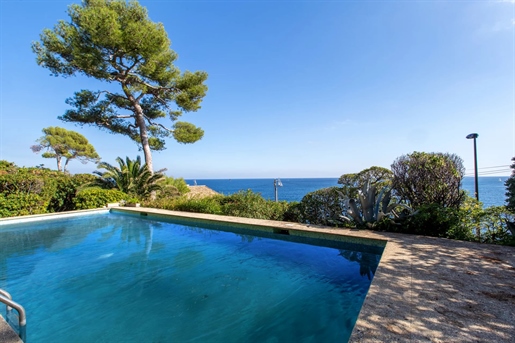 Villa of 262sqm in needs of renovation with splendid sea view, Cap d'Antibes