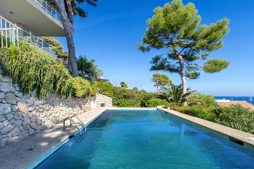 Villa of 262sqm in needs of renovation with splendid sea view, Cap d'Antibes