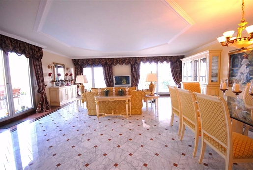 Villa of 360 sqm in a superb condo with pool and park