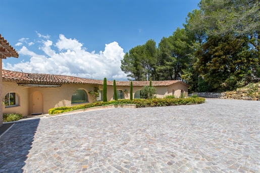 Sumptuous property of 540 m² with swimming pool and garage, on a wooded park of more than one hectar